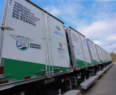 O governador Carlos Massa Ratinho Junior entregou nesta quarta-feira (12) 16 caminhões de coleta seletiva (tipo baú), 20 caminhões-pipa e 15 caminhões compactadores de lixo orgânico para 48 municípios do Paraná. O investimento total do Instituto Água e Terra (IAT), vinculado à Secretaria de Estado do Desenvolvimento Sustentável e Turismo, é de R$ 11,2 milhões. Curitiba, 12/08/2020 - Foto: Geraldo Bubniak/AEN