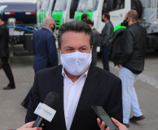 O governador Carlos Massa Ratinho Junior entregou nesta quarta-feira (12) 16 caminhões de coleta seletiva (tipo baú), 20 caminhões-pipa e 15 caminhões compactadores de lixo orgânico para 48 municípios do Paraná. O investimento total do Instituto Água e Terra (IAT), vinculado à Secretaria de Estado do Desenvolvimento Sustentável e Turismo, é de R$ 11,2 milhões. Curitiba, 12/08/2020 - Foto: Geraldo Bubniak/AEN