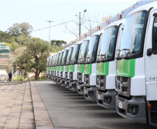 O governador Carlos Massa Ratinho Junior entregou nesta quarta-feira (12) 16 caminhões de coleta seletiva (tipo baú), 20 caminhões-pipa e 15 caminhões compactadores de lixo orgânico para 48 municípios do Paraná. O investimento total do Instituto Água e Terra (IAT), vinculado à Secretaria de Estado do Desenvolvimento Sustentável e Turismo, é de R$ 11,2 milhões. Curitiba, 12/08/2020 - Foto: Geraldo Bubniak/AEN