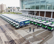 O governador Carlos Massa Ratinho Junior entregou nesta quarta-feira (12) 16 caminhões de coleta seletiva (tipo baú), 20 caminhões-pipa e 15 caminhões compactadores de lixo orgânico para 48 municípios do Paraná. O investimento total do Instituto Água e Terra (IAT), vinculado à Secretaria de Estado do Desenvolvimento Sustentável e Turismo, é de R$ 11,2 milhões. Curitiba, 12/08/2020 - Foto: Geraldo Bubniak/AEN