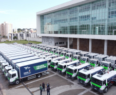 O governador Carlos Massa Ratinho Junior entregou nesta quarta-feira (12) 16 caminhões de coleta seletiva (tipo baú), 20 caminhões-pipa e 15 caminhões compactadores de lixo orgânico para 48 municípios do Paraná. O investimento total do Instituto Água e Terra (IAT), vinculado à Secretaria de Estado do Desenvolvimento Sustentável e Turismo, é de R$ 11,2 milhões. Curitiba, 12/08/2020 - Foto: Geraldo Bubniak/AEN