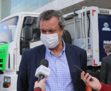 O governador Carlos Massa Ratinho Junior entregou nesta quarta-feira (12) 16 caminhões de coleta seletiva (tipo baú), 20 caminhões-pipa e 15 caminhões compactadores de lixo orgânico para 48 municípios do Paraná. O investimento total do Instituto Água e Terra (IAT), vinculado à Secretaria de Estado do Desenvolvimento Sustentável e Turismo, é de R$ 11,2 milhões. Curitiba, 12/08/2020 - Foto: Geraldo Bubniak/AEN