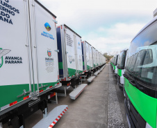 O governador Carlos Massa Ratinho Junior entregou nesta quarta-feira (12) 16 caminhões de coleta seletiva (tipo baú), 20 caminhões-pipa e 15 caminhões compactadores de lixo orgânico para 48 municípios do Paraná. O investimento total do Instituto Água e Terra (IAT), vinculado à Secretaria de Estado do Desenvolvimento Sustentável e Turismo, é de R$ 11,2 milhões. Curitiba, 12/08/2020 - Foto: Geraldo Bubniak/AEN