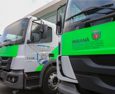 O governador Carlos Massa Ratinho Junior entregou nesta quarta-feira (12) 16 caminhões de coleta seletiva (tipo baú), 20 caminhões-pipa e 15 caminhões compactadores de lixo orgânico para 48 municípios do Paraná. O investimento total do Instituto Água e Terra (IAT), vinculado à Secretaria de Estado do Desenvolvimento Sustentável e Turismo, é de R$ 11,2 milhões. Curitiba, 12/08/2020 - Foto: Geraldo Bubniak/AEN