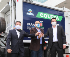 O governador Carlos Massa Ratinho Junior entregou nesta quarta-feira (12) 16 caminhões de coleta seletiva (tipo baú), 20 caminhões-pipa e 15 caminhões compactadores de lixo orgânico para 48 municípios do Paraná. O investimento total do Instituto Água e Terra (IAT), vinculado à Secretaria de Estado do Desenvolvimento Sustentável e Turismo, é de R$ 11,2 milhões. Curitiba, 12/08/2020 - Foto: Geraldo Bubniak/AEN