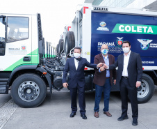 O governador Carlos Massa Ratinho Junior entregou nesta quarta-feira (12) 16 caminhões de coleta seletiva (tipo baú), 20 caminhões-pipa e 15 caminhões compactadores de lixo orgânico para 48 municípios do Paraná. O investimento total do Instituto Água e Terra (IAT), vinculado à Secretaria de Estado do Desenvolvimento Sustentável e Turismo, é de R$ 11,2 milhões. 
