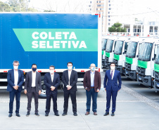 O governador Carlos Massa Ratinho Junior entregou nesta quarta-feira (12) 16 caminhões de coleta seletiva (tipo baú), 20 caminhões-pipa e 15 caminhões compactadores de lixo orgânico para 48 municípios do Paraná. O investimento total do Instituto Água e Terra (IAT), vinculado à Secretaria de Estado do Desenvolvimento Sustentável e Turismo, é de R$ 11,2 milhões. 

