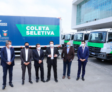 O governador Carlos Massa Ratinho Junior entregou nesta quarta-feira (12) 16 caminhões de coleta seletiva (tipo baú), 20 caminhões-pipa e 15 caminhões compactadores de lixo orgânico para 48 municípios do Paraná. O investimento total do Instituto Água e Terra (IAT), vinculado à Secretaria de Estado do Desenvolvimento Sustentável e Turismo, é de R$ 11,2 milhões. 
