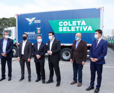 O governador Carlos Massa Ratinho Junior entregou nesta quarta-feira (12) 16 caminhões de coleta seletiva (tipo baú), 20 caminhões-pipa e 15 caminhões compactadores de lixo orgânico para 48 municípios do Paraná. O investimento total do Instituto Água e Terra (IAT), vinculado à Secretaria de Estado do Desenvolvimento Sustentável e Turismo, é de R$ 11,2 milhões. 
