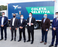 O governador Carlos Massa Ratinho Junior entregou nesta quarta-feira (12) 16 caminhões de coleta seletiva (tipo baú), 20 caminhões-pipa e 15 caminhões compactadores de lixo orgânico para 48 municípios do Paraná. O investimento total do Instituto Água e Terra (IAT), vinculado à Secretaria de Estado do Desenvolvimento Sustentável e Turismo, é de R$ 11,2 milhões. 
