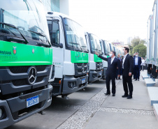 O governador Carlos Massa Ratinho Junior entregou nesta quarta-feira (12) 16 caminhões de coleta seletiva (tipo baú), 20 caminhões-pipa e 15 caminhões compactadores de lixo orgânico para 48 municípios do Paraná. O investimento total do Instituto Água e Terra (IAT), vinculado à Secretaria de Estado do Desenvolvimento Sustentável e Turismo, é de R$ 11,2 milhões. 
