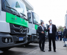 O governador Carlos Massa Ratinho Junior entregou nesta quarta-feira (12) 16 caminhões de coleta seletiva (tipo baú), 20 caminhões-pipa e 15 caminhões compactadores de lixo orgânico para 48 municípios do Paraná. O investimento total do Instituto Água e Terra (IAT), vinculado à Secretaria de Estado do Desenvolvimento Sustentável e Turismo, é de R$ 11,2 milhões. 
