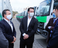 O governador Carlos Massa Ratinho Junior entregou nesta quarta-feira (12) 16 caminhões de coleta seletiva (tipo baú), 20 caminhões-pipa e 15 caminhões compactadores de lixo orgânico para 48 municípios do Paraná. O investimento total do Instituto Água e Terra (IAT), vinculado à Secretaria de Estado do Desenvolvimento Sustentável e Turismo, é de R$ 11,2 milhões. 
