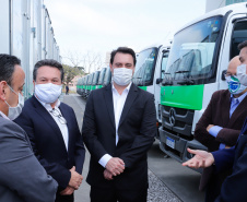 O governador Carlos Massa Ratinho Junior entregou nesta quarta-feira (12) 16 caminhões de coleta seletiva (tipo baú), 20 caminhões-pipa e 15 caminhões compactadores de lixo orgânico para 48 municípios do Paraná. O investimento total do Instituto Água e Terra (IAT), vinculado à Secretaria de Estado do Desenvolvimento Sustentável e Turismo, é de R$ 11,2 milhões. 
