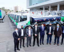 O governador Carlos Massa Ratinho Junior entregou nesta quarta-feira (12) 16 caminhões de coleta seletiva (tipo baú), 20 caminhões-pipa e 15 caminhões compactadores de lixo orgânico para 48 municípios do Paraná. O investimento total do Instituto Água e Terra (IAT), vinculado à Secretaria de Estado do Desenvolvimento Sustentável e Turismo, é de R$ 11,2 milhões. 
