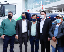 O governador Carlos Massa Ratinho Junior entregou nesta quarta-feira (12) 16 caminhões de coleta seletiva (tipo baú), 20 caminhões-pipa e 15 caminhões compactadores de lixo orgânico para 48 municípios do Paraná. O investimento total do Instituto Água e Terra (IAT), vinculado à Secretaria de Estado do Desenvolvimento Sustentável e Turismo, é de R$ 11,2 milhões. 
