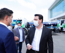 O governador Carlos Massa Ratinho Junior entregou nesta quarta-feira (12) 16 caminhões de coleta seletiva (tipo baú), 20 caminhões-pipa e 15 caminhões compactadores de lixo orgânico para 48 municípios do Paraná. O investimento total do Instituto Água e Terra (IAT), vinculado à Secretaria de Estado do Desenvolvimento Sustentável e Turismo, é de R$ 11,2 milhões. 
