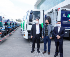 O governador Carlos Massa Ratinho Junior entregou nesta quarta-feira (12) 16 caminhões de coleta seletiva (tipo baú), 20 caminhões-pipa e 15 caminhões compactadores de lixo orgânico para 48 municípios do Paraná. O investimento total do Instituto Água e Terra (IAT), vinculado à Secretaria de Estado do Desenvolvimento Sustentável e Turismo, é de R$ 11,2 milhões. 
