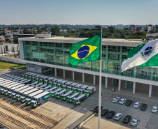 O governador Carlos Massa Ratinho Junior entregou nesta quarta-feira (12) um conjunto de veículos de apoio a ações de sustentabilidade nas cidades. Foram liberados 16 caminhões de coleta seletiva (tipo baú), 20 caminhões-pipa e 15 caminhões compactadores de lixo orgânico para 48 municípios do Paraná. Foto: Alessandro Vieira