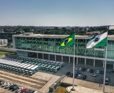 O governador Carlos Massa Ratinho Junior entregou nesta quarta-feira (12) um conjunto de veículos de apoio a ações de sustentabilidade nas cidades. Foram liberados 16 caminhões de coleta seletiva (tipo baú), 20 caminhões-pipa e 15 caminhões compactadores de lixo orgânico para 48 municípios do Paraná. Foto: Alessandro Vieira