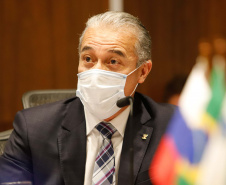 O Governo do Paraná assinou nesta quarta-feira (12) um memorando de entendimento com o Fundo de Investimento Direto da Rússia para ampliar a cooperação técnica, as transferências de tecnologia e os estudos sobre a vacina contra a Covid-19 desenvolvida pelo Instituto Gamaleia