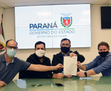 O secretário da Saúde do Paraná, Beto Preto, assinou hoje (12) autorizações de repasses que somam R$ 13.655.826,43 milhões destinados a investimentos em obras e aquisição de equipamentos. Dez municípios foram beneficiados por meio de convênios que têm indicação orçamentária de deputados estaduais. Foto: Américo Antonio/SESA