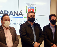 O secretário da Saúde do Paraná, Beto Preto, assinou hoje (12) autorizações de repasses que somam R$ 13.655.826,43 milhões destinados a investimentos em obras e aquisição de equipamentos. Dez municípios foram beneficiados por meio de convênios que têm indicação orçamentária de deputados estaduais. Foto: Américo Antonio/SESA