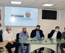 O secretário da Saúde do Paraná, Beto Preto, assinou hoje (12) autorizações de repasses que somam R$ 13.655.826,43 milhões destinados a investimentos em obras e aquisição de equipamentos. Dez municípios foram beneficiados por meio de convênios que têm indicação orçamentária de deputados estaduais. Foto: Américo Antonio/SESA