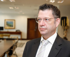 Uma parceria do Governo do Estado com a montadora Audi vai reforçar a estrutura de equipamentos dos hospitais da rede especializada no tratamento da Covid-19 no Paraná. O protocolo que oficializou a doação de monitores para respiradores, no valor de R$ 1 milhão, foi assinado nesta quinta-feira (13), no Palácio Iguaçu, pelo governador Carlos Massa Ratinho Junior e o presidente da Audi do Brasil, Johannes Roscheck.
