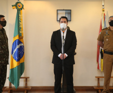 O Governador Carlos Massa Ratinho Junior recebe nesta quinta-feira (13/08), de maneira simbolica 100 fuzis do Exercito no Forte do PInheiro em Curitiba. Acompanhado do secretário da Segurança Pública do Paraná, Romulo Marinho Soares e do Comandante-Geral da Policia Militar do Paraná, coronel Péricles de Matos.   Curitiba, 13/08/2020 - Foto: Geraldo Bubniak/AEN