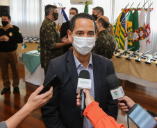 O Governador Carlos Massa Ratinho Junior recebe nesta quinta-feira (13/08), de maneira simbolica 100 fuzis do Exercito no Forte do PInheiro em Curitiba. Acompanhado do secretário da Segurança Pública do Paraná, Romulo Marinho Soares e do Comandante-Geral da Policia Militar do Paraná, coronel Péricles de Matos.   Curitiba, 13/08/2020 - Foto: Geraldo Bubniak/AEN