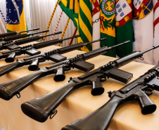 O Governo do Paraná recebeu 100 fuzis calibre 7,62 mm M964 do Exército Brasileiro. A entrega simbólica foi feita pelo general Carlos José Russo Assumpção Penteado, comandante da 5ª Divisão  de Exército, ao governador Carlos Massa Ratinho Junior nesta quinta-feira (13) no Forte do Pinheirinho, em Curitiba.