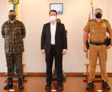 O Governo do Paraná recebeu 100 fuzis calibre 7,62 mm M964 do Exército Brasileiro. A entrega simbólica foi feita pelo general Carlos José Russo Assumpção Penteado, comandante da 5ª Divisão  de Exército, ao governador Carlos Massa Ratinho Junior nesta quinta-feira (13) no Forte do Pinheirinho, em Curitiba.