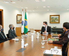 O Paraná vai ampliar as ações integradas de combate a crimes tributários e outros, em especial o contrabando, o descaminho, a pirataria e demais atos ilícitos ao patrimônio e o tráfico de drogas. Com esse fim, a Secretaria da Segurança Pública assinou nesta quinta-feira (13) um Acordo de Cooperação Técnica, Científica e Operacional com a Receita Federal no Estado. O governador Carlos Massa Ratinho Junior acompanhou o encontro e referendou a parceria. Foto: Rodrigo Felix Leal