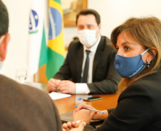 O Paraná vai ampliar as ações integradas de combate a crimes tributários e outros, em especial o contrabando, o descaminho, a pirataria e demais atos ilícitos ao patrimônio e o tráfico de drogas. Com esse fim, a Secretaria da Segurança Pública assinou nesta quinta-feira (13) um Acordo de Cooperação Técnica, Científica e Operacional com a Receita Federal no Estado. O governador Carlos Massa Ratinho Junior acompanhou o encontro e referendou a parceria. Foto: Rodrigo Felix Leal