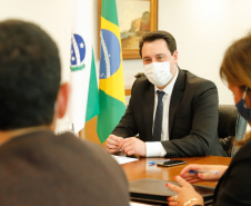 O Paraná vai ampliar as ações integradas de combate a crimes tributários e outros, em especial o contrabando, o descaminho, a pirataria e demais atos ilícitos ao patrimônio e o tráfico de drogas. Com esse fim, a Secretaria da Segurança Pública assinou nesta quinta-feira (13) um Acordo de Cooperação Técnica, Científica e Operacional com a Receita Federal no Estado. O governador Carlos Massa Ratinho Junior acompanhou o encontro e referendou a parceria. Foto: Rodrigo Felix Leal