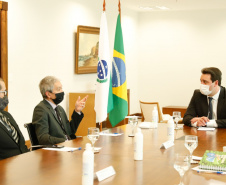 O Paraná vai ampliar as ações integradas de combate a crimes tributários e outros, em especial o contrabando, o descaminho, a pirataria e demais atos ilícitos ao patrimônio e o tráfico de drogas. Com esse fim, a Secretaria da Segurança Pública assinou nesta quinta-feira (13) um Acordo de Cooperação Técnica, Científica e Operacional com a Receita Federal no Estado. O governador Carlos Massa Ratinho Junior acompanhou o encontro e referendou a parceria. Foto: Rodrigo Felix Leal