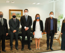 O Paraná vai ampliar as ações integradas de combate a crimes tributários e outros, em especial o contrabando, o descaminho, a pirataria e demais atos ilícitos ao patrimônio e o tráfico de drogas. Com esse fim, a Secretaria da Segurança Pública assinou nesta quinta-feira (13) um Acordo de Cooperação Técnica, Científica e Operacional com a Receita Federal no Estado. O governador Carlos Massa Ratinho Junior acompanhou o encontro e referendou a parceria. Foto: Rodrigo Felix Leal