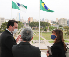 O Paraná vai ampliar as ações integradas de combate a crimes tributários e outros, em especial o contrabando, o descaminho, a pirataria e demais atos ilícitos ao patrimônio e o tráfico de drogas. Com esse fim, a Secretaria da Segurança Pública assinou nesta quinta-feira (13) um Acordo de Cooperação Técnica, Científica e Operacional com a Receita Federal no Estado. O governador Carlos Massa Ratinho Junior acompanhou o encontro e referendou a parceria. Foto: Rodrigo Felix Leal