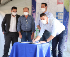 O Governador Carlos Massa Ratinho Junior autotiza nesta sexta-feira (14/08),  a ordem de servico para pavimentacao asfaltica no bairro Estados  em Fazenda Rio Grande acompanhado do secretário de Desenvolvimento Urbano, Joao Carlos Ortega Fazenda Rio Grande, 13/08/2020 - Foto: Geraldo Bubniak/AEN