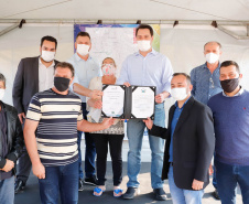 O governador Carlos Massa Ratinho Junior assinou nesta sexta-feira (14) a ordem de serviço para o início da pavimentação asfáltica de 13 ruas do Jardim Morumbi, no bairro Estados, em Fazenda Rio Grande, na Região Metropolitana de Curitiba. O Jardim Morumbi tem 5 mil moradores.