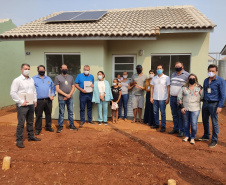 Dez famílias carentes do distrito de Yolanda, em Ubiratã, na região centro-oeste do Paraná, receberam nesta sexta-feira (14) as chaves de novas casas populares construídas na localidade. A obra recebeu R$ 1,3 milhão de investimento da Itaipu Binacional, valor utilizado para custear integralmente o os imóveis ao público beneficiado. (Fotos: Cohapar)