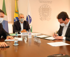 Paraná e Mato Grosso do Sul deram mais um passo para a implantação do Corredor Oeste de Exportação, um novo ramal ferroviário que vai ligar a cidade de Maracaju (MS) ao Porto de Paranaguá, ampliando a malha operada hoje pela Ferroeste (Estrada de Ferro Paraná Oeste S/A). Nesta quarta-feira (19), o governador Carlos Massa Ratinho Junior e o governador do Mato Grosso do Sul, Reinaldo Azambuja, assinaram um acordo de cooperação técnica para trabalhar de forma articulada no projeto da nova ferrovia.