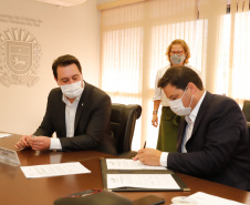 Paraná e Mato Grosso do Sul deram mais um passo para a implantação do Corredor Oeste de Exportação, um novo ramal ferroviário que vai ligar a cidade de Maracaju (MS) ao Porto de Paranaguá, ampliando a malha operada hoje pela Ferroeste (Estrada de Ferro Paraná Oeste S/A). Nesta quarta-feira (19), o governador Carlos Massa Ratinho Junior e o governador do Mato Grosso do Sul, Reinaldo Azambuja, assinaram um acordo de cooperação técnica para trabalhar de forma articulada no projeto da nova ferrovia.