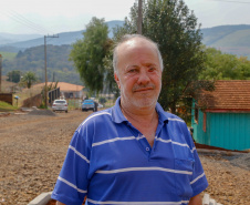 Manoel Nolla sabe bem disso. Ele passa o dia em casa depois que perdeu a visão de um olho e se viu obrigado a parar de trabalhar. Morador de uma esquina que une duas obras de pavimentação, Nolla disse que já perdeu a conta do número de vezes em que se viu obrigado a intervir devido à má condição das ruas. Foto: Gilson Abreu/AEN
