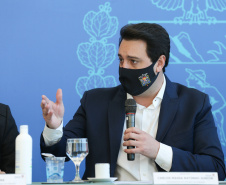 O governador Carlos Massa Ratinho Junior participa nesta quarta-feira (26), no Palácio Iguaçu, do evento que celebra um ano do programa Descomplica, iniciativa de caráter permanente do Governo do Estado para simplificar a vida dos empreendedores