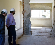 O secretário de Estado de Saúde, Beto Preto, vistoriou nesta quarta-feira (26) a obra do antigo Centro Regional de Especialidades (CRE) da Avenida Kennedy. A reforma total do local terá como resultado um novo ambiente com instalações modernas para atender pacientes que necessitem de diferentes atendimentos na área da saúde. Foto: Américo Antonio/SESA