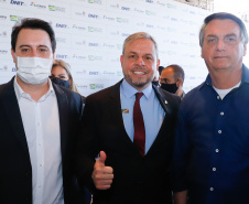 O presidente Jair Bolsonaro e o governador Carlos Massa Ratinho Junior lançaram nesta quinta-feira (27), em Foz do Iguaçu, a pedra fundamental da duplicação da Rodovia das Cataratas (BR-469), do trevo de acesso à Argentina até a entrada do Parque Nacional do Iguaçu. A cerimônia concretiza a obra de 8,7 quilômetros.
