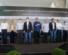 O presidente Jair Bolsonaro e o governador Carlos Massa Ratinho Junior lançaram nesta quinta-feira (27), em Foz do Iguaçu, a pedra fundamental da duplicação da Rodovia das Cataratas (BR-469), do trevo de acesso à Argentina até a entrada do Parque Nacional do Iguaçu. A cerimônia concretiza a obra de 8,7 quilômetros.