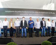 O presidente Jair Bolsonaro e o governador Carlos Massa Ratinho Junior lançaram nesta quinta-feira (27), em Foz do Iguaçu, a pedra fundamental da duplicação da Rodovia das Cataratas (BR-469), do trevo de acesso à Argentina até a entrada do Parque Nacional do Iguaçu. A cerimônia concretiza a obra de 8,7 quilômetros.